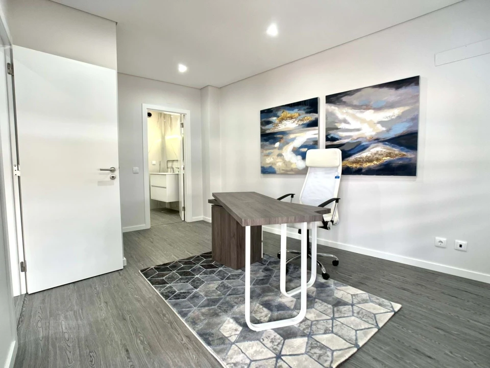 Apartamento T4 para Venda em Quelfes Foto 9