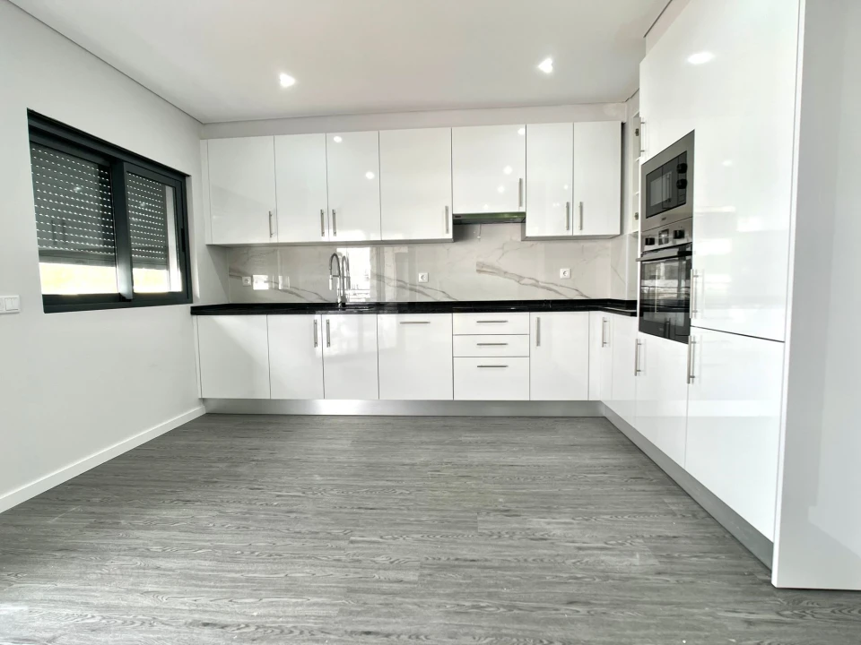Apartamento T4 para Venda em Quelfes Foto 8