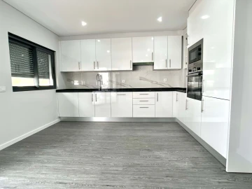 Apartamento T3 para Venda em Quelfes