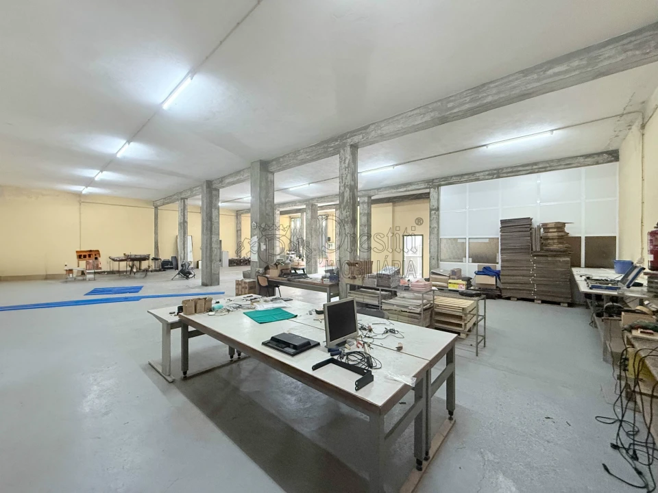 Armazém para Arrendamento em Santa Eulália Foto 4