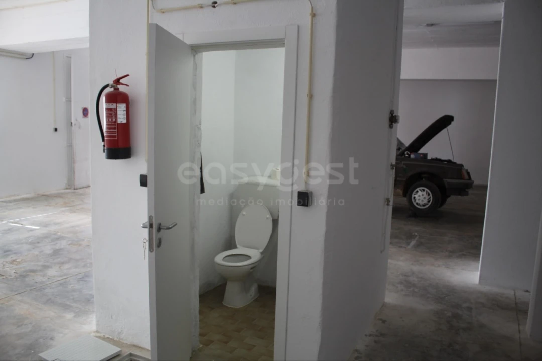 Armazém para Venda em São Bartolomeu de Messines Foto 17