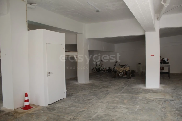 Armazém para Venda em São Bartolomeu de Messines Foto 7