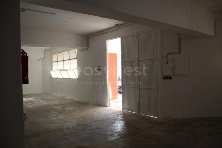 Armazém para Venda em São Bartolomeu de Messines Foto 14