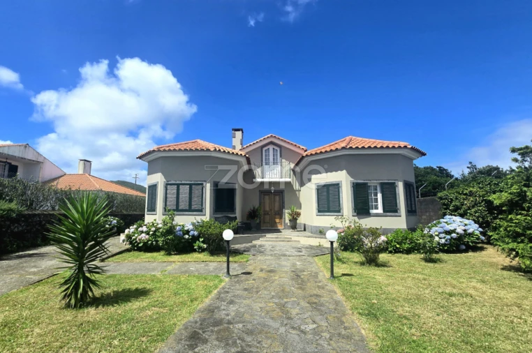 Moradia T3 para Venda em Rabo de Peixe Foto 3