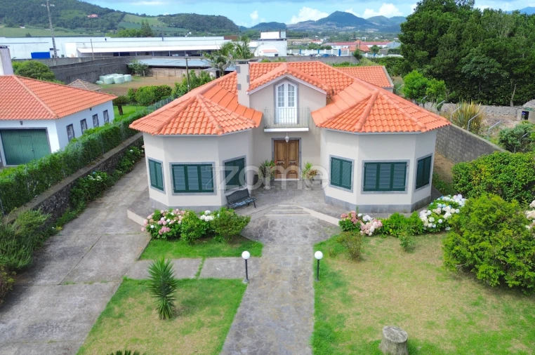 Moradia T3 para Venda em Rabo de Peixe Foto 2