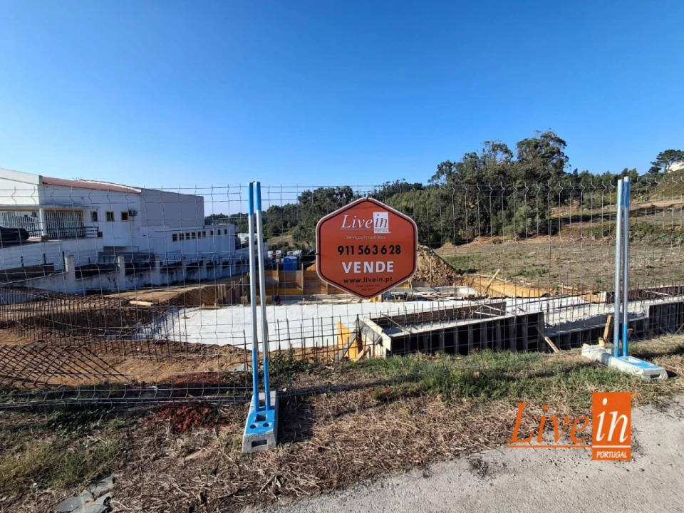 Moradia T3 para Venda em Igreja Nova e Cheleiros Foto 1