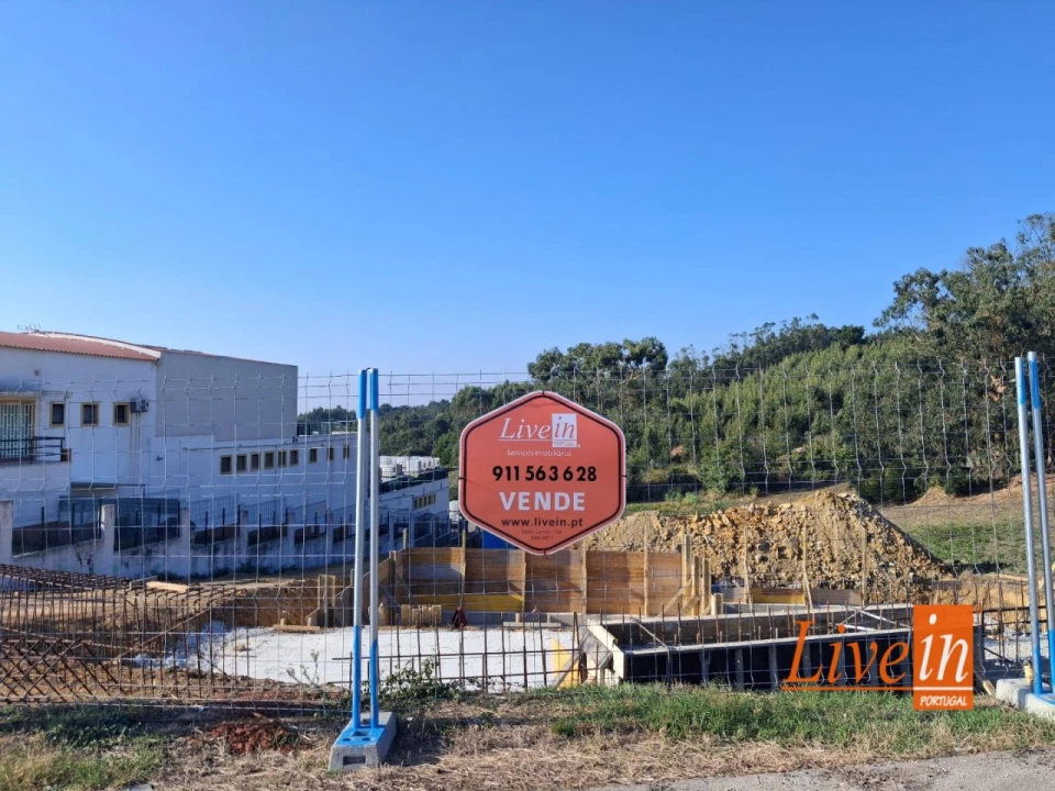 Moradia T3 para Venda em Igreja Nova e Cheleiros Foto 30