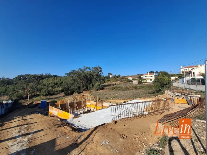 Moradia T3 para Venda em Igreja Nova e Cheleiros Foto 2