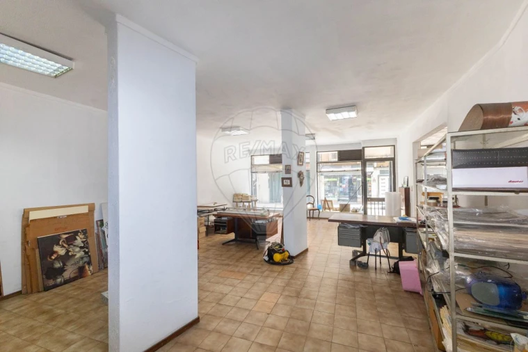 Loja para Arrendamento em Paranhos Foto 6