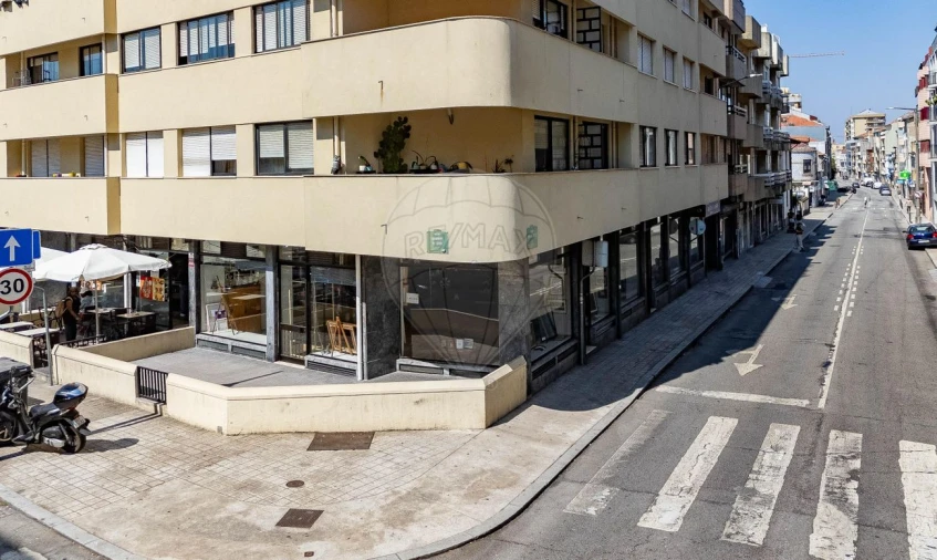 Loja para Arrendamento em Paranhos Foto 3