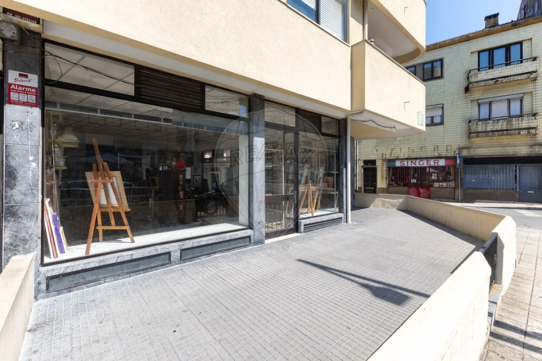 Loja para Arrendamento em Paranhos Foto 1