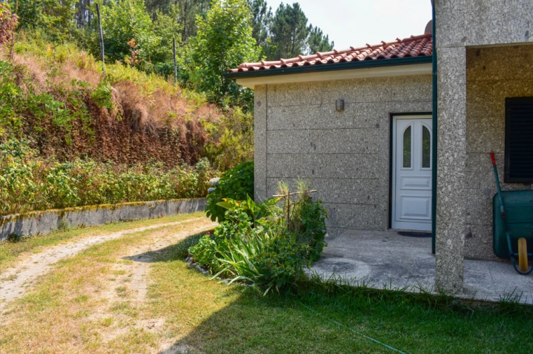 Moradia T3 para Venda em Rossas Foto 54