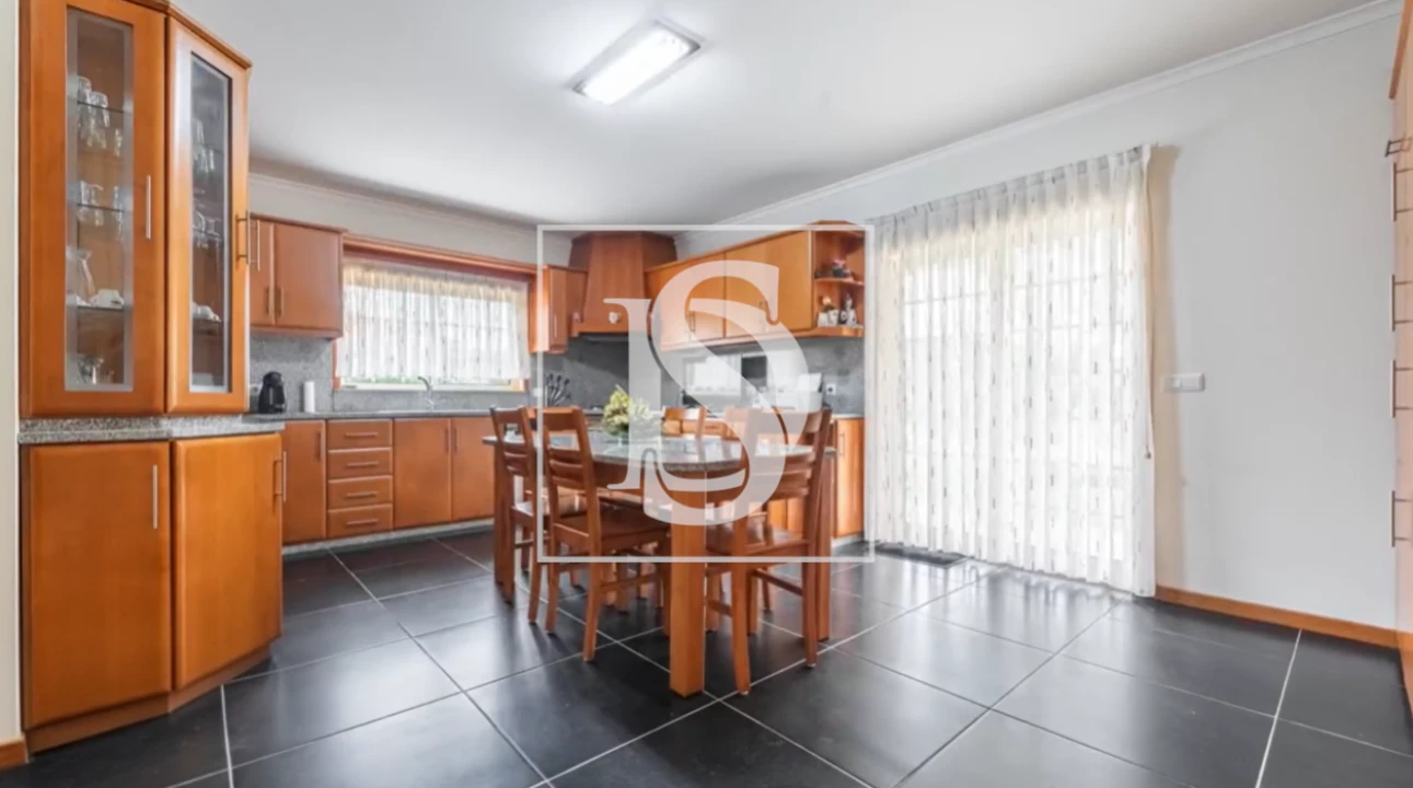 Moradia T5 para Venda em Medelo Foto 13