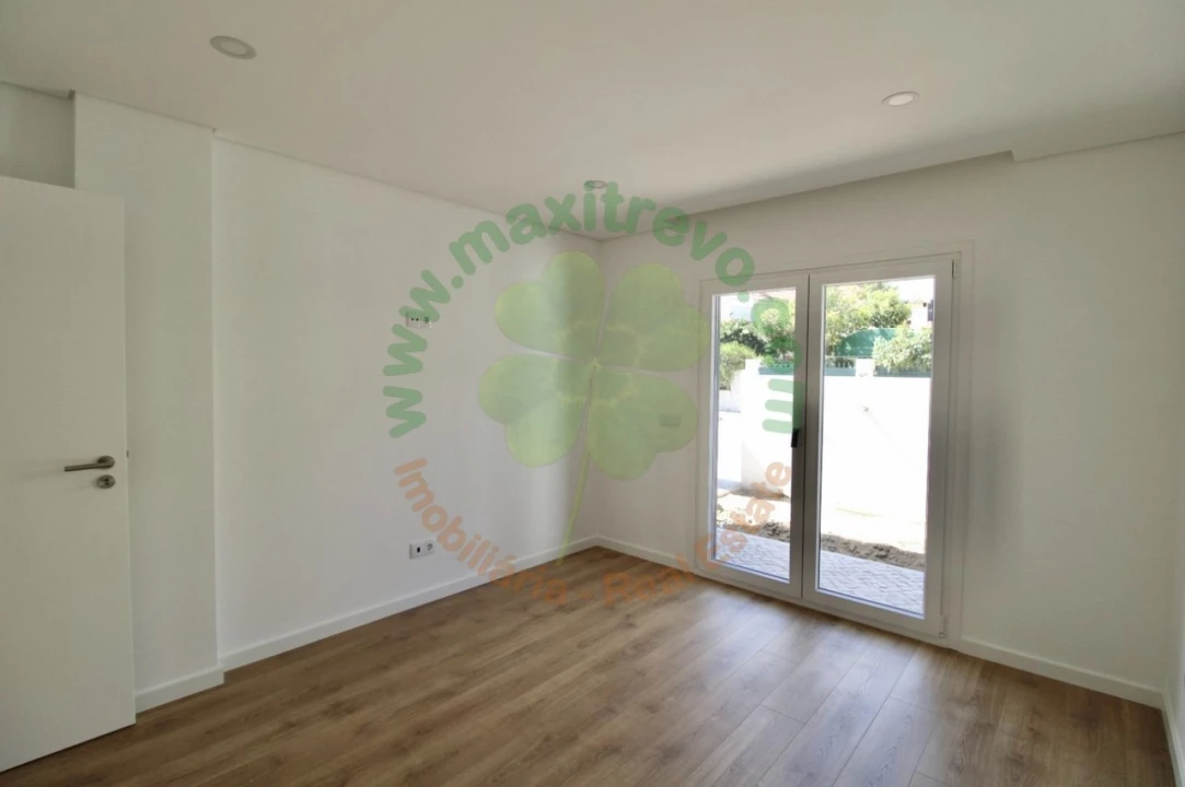 Moradia T4 para Venda em Charneca de Caparica e Sobreda Foto 11