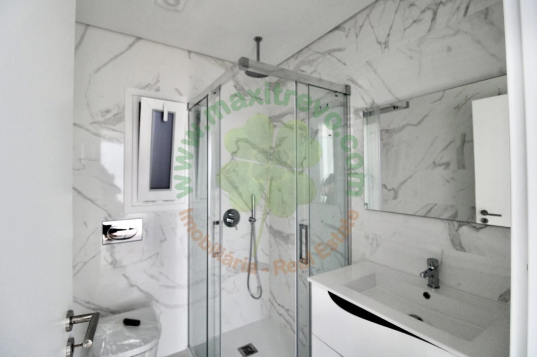 Moradia T4 para Venda em Charneca de Caparica e Sobreda Foto 12