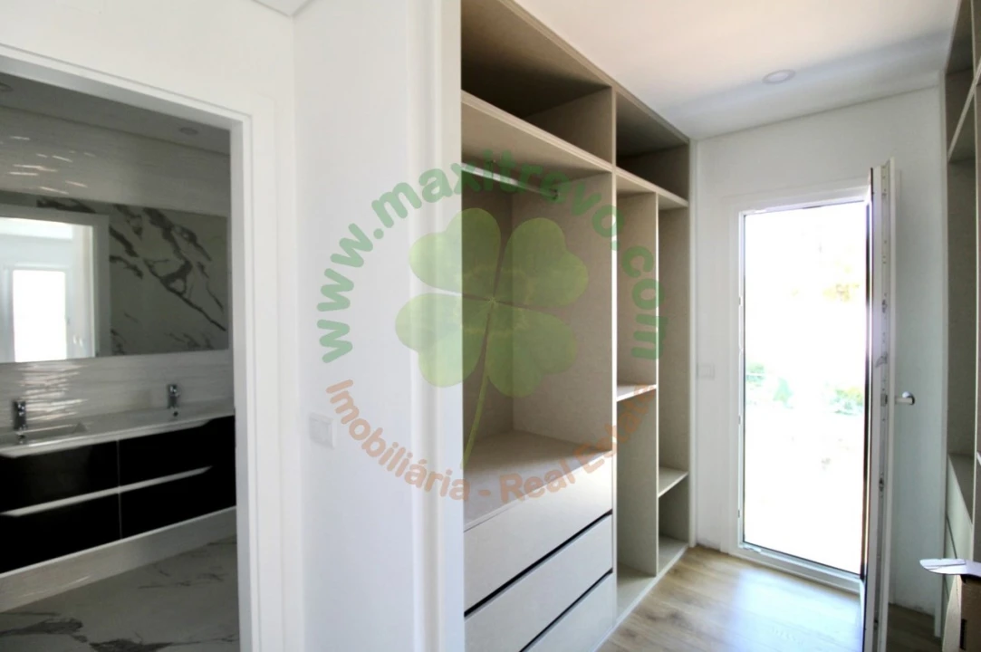 Moradia T4 para Venda em Charneca de Caparica e Sobreda Foto 18