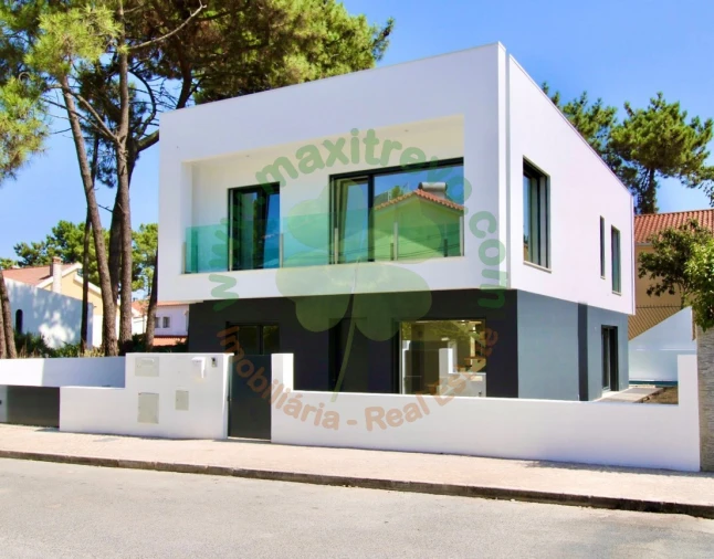 Moradia T4 para Venda em Charneca de Caparica e Sobreda