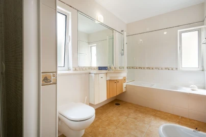 Moradia T4 para Venda em Estômbar e Parchal