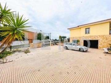 Moradia T4 para Venda em Fernao Ferro