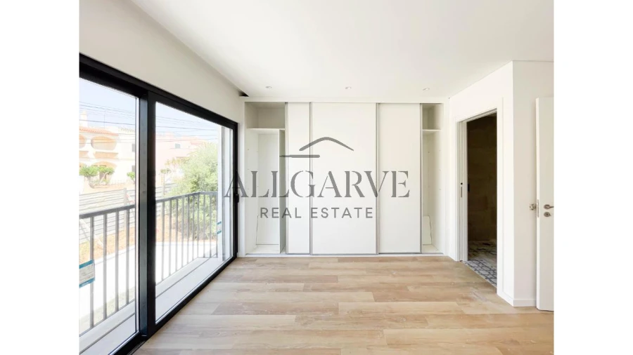 Moradia T3 para Venda em Armação de Pera Foto 21