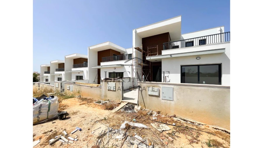 Moradia T3 para Venda em Armação de Pera Foto 4