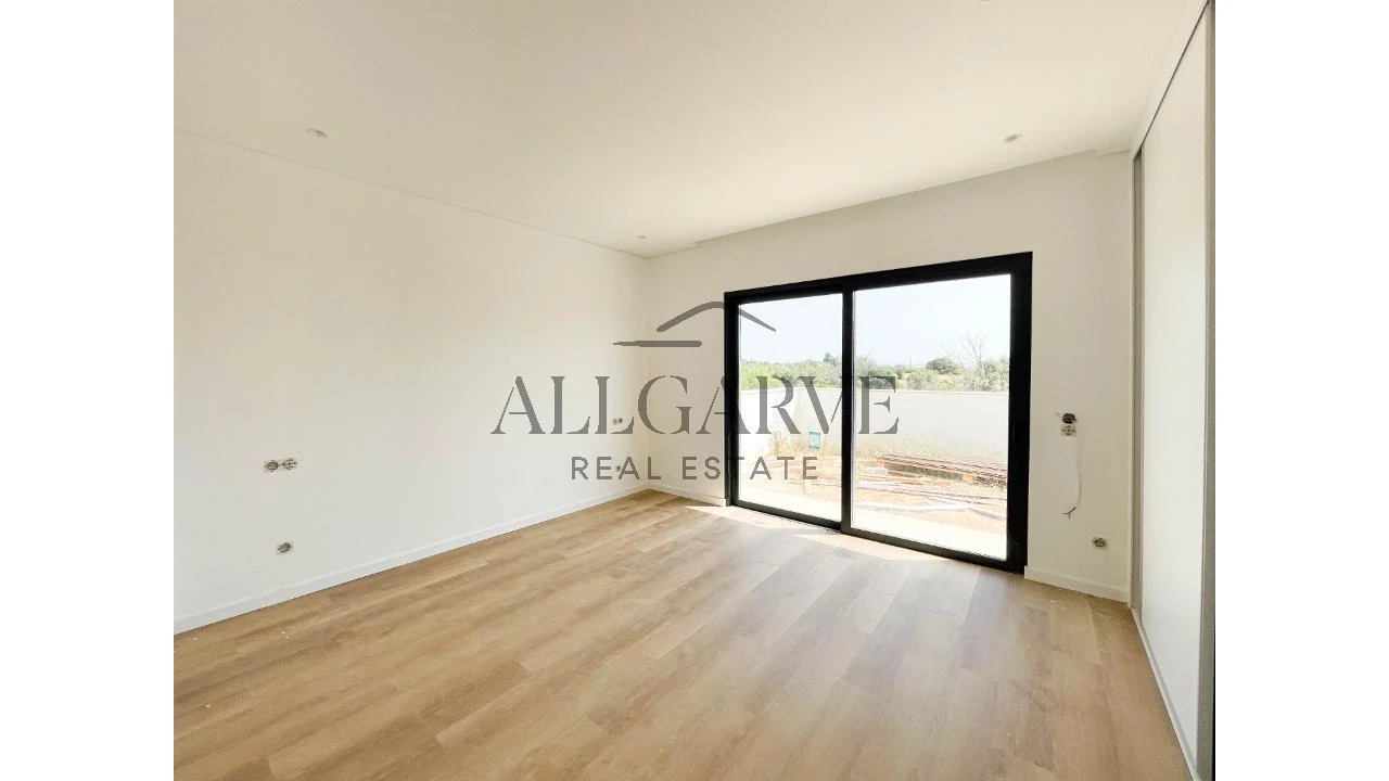 Moradia T3 para Venda em Armação de Pera Foto 10