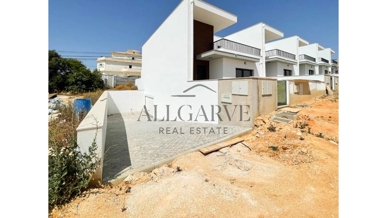 Moradia T3 para Venda em Armação de Pera Foto 3