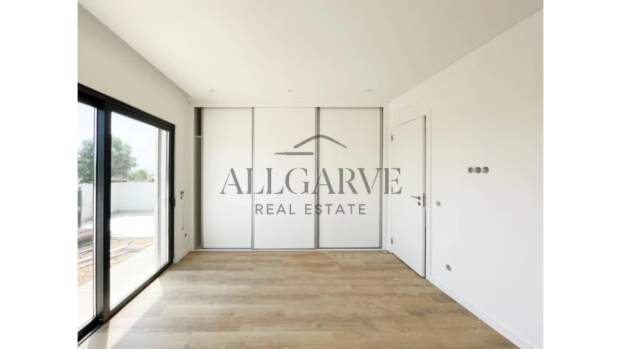 Moradia T3 para Venda em Armação de Pera Foto 9