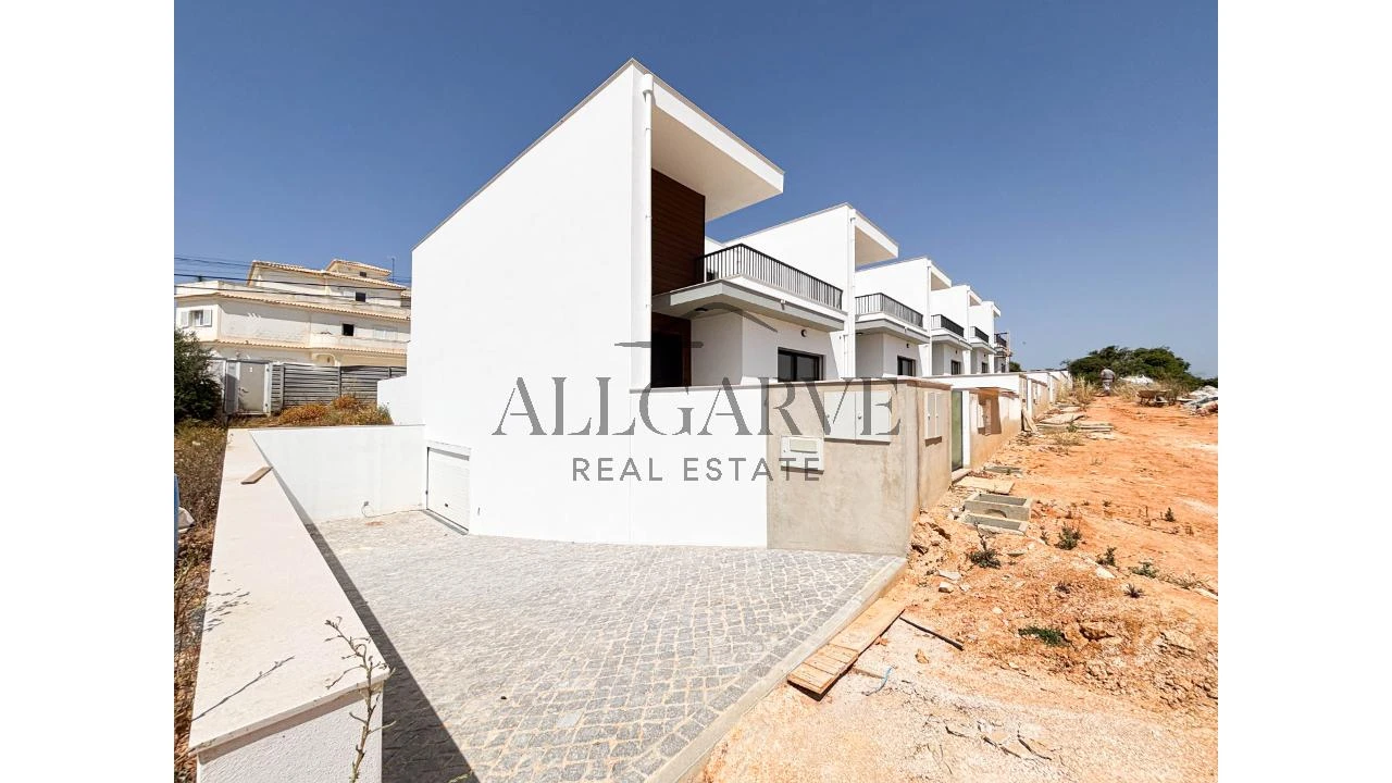 Moradia T3 para Venda em Armação de Pera Foto 3