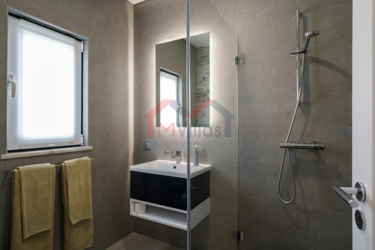 Moradia T5 para Venda em Estômbar e Parchal Foto 9