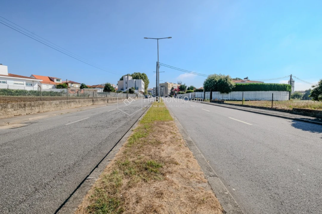 Terreno para Venda em Cidade da Maia Foto 3