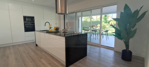 Moradia T4 para Venda em Charneca de Caparica e Sobreda