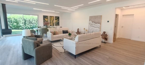 Moradia T4 para Venda em Charneca de Caparica e Sobreda