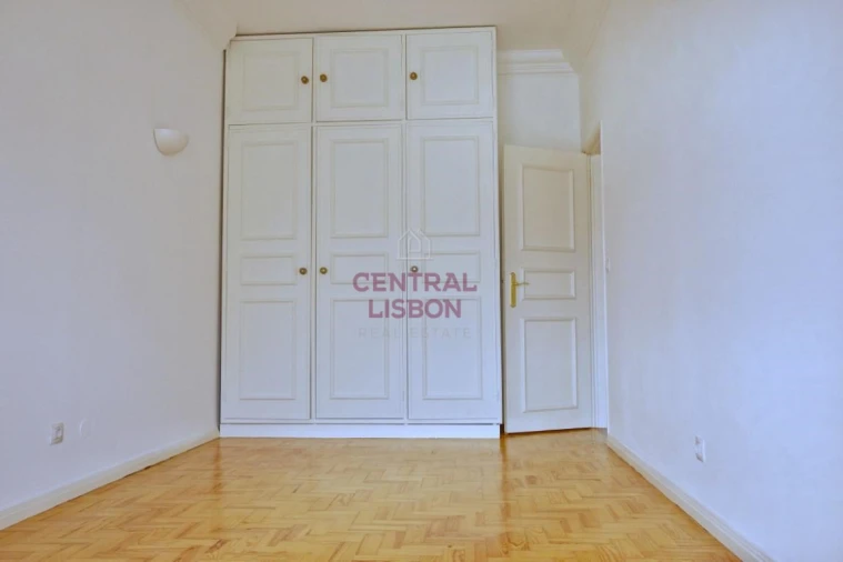 Apartamento T2 para Arrendamento em Santo António Foto 10