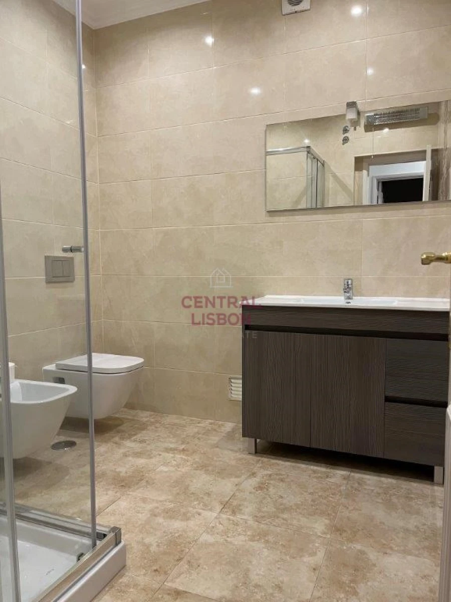 Apartamento T2 para Arrendamento em Santo António Foto 12