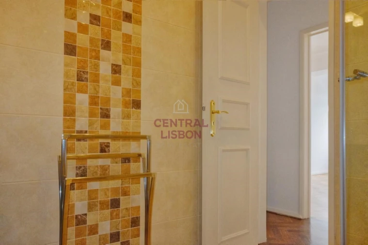 Apartamento T2 para Arrendamento em Santo António Foto 13