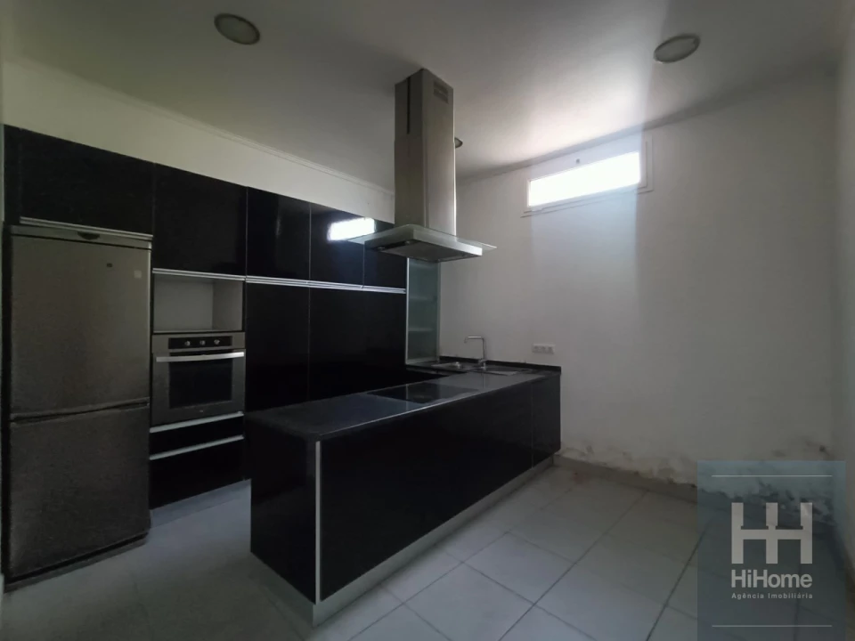 Moradia T6 para Venda em Estreito de Camara de Lobos Foto 47