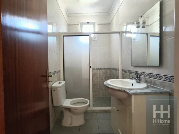 Moradia T6 para Venda em Estreito de Camara de Lobos