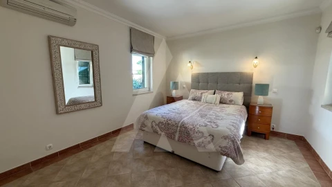 Moradia T5 para Venda em Quarteira