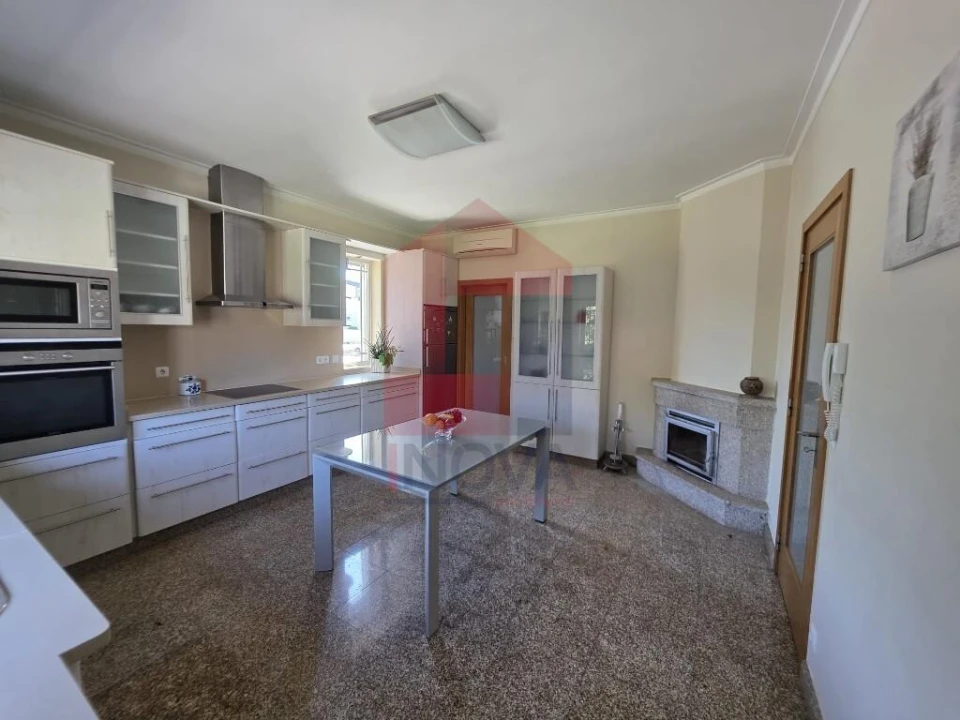 Moradia T4 para Venda em Sabariz Foto 3