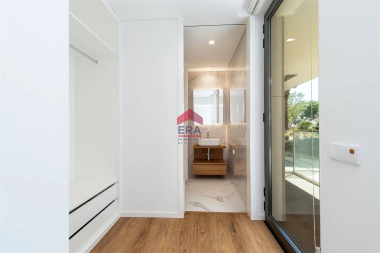 Apartamento T4 para Venda em Olhão Foto 7