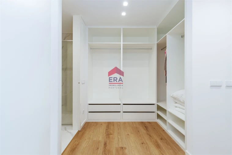 Apartamento T4 para Venda em Olhão Foto 25