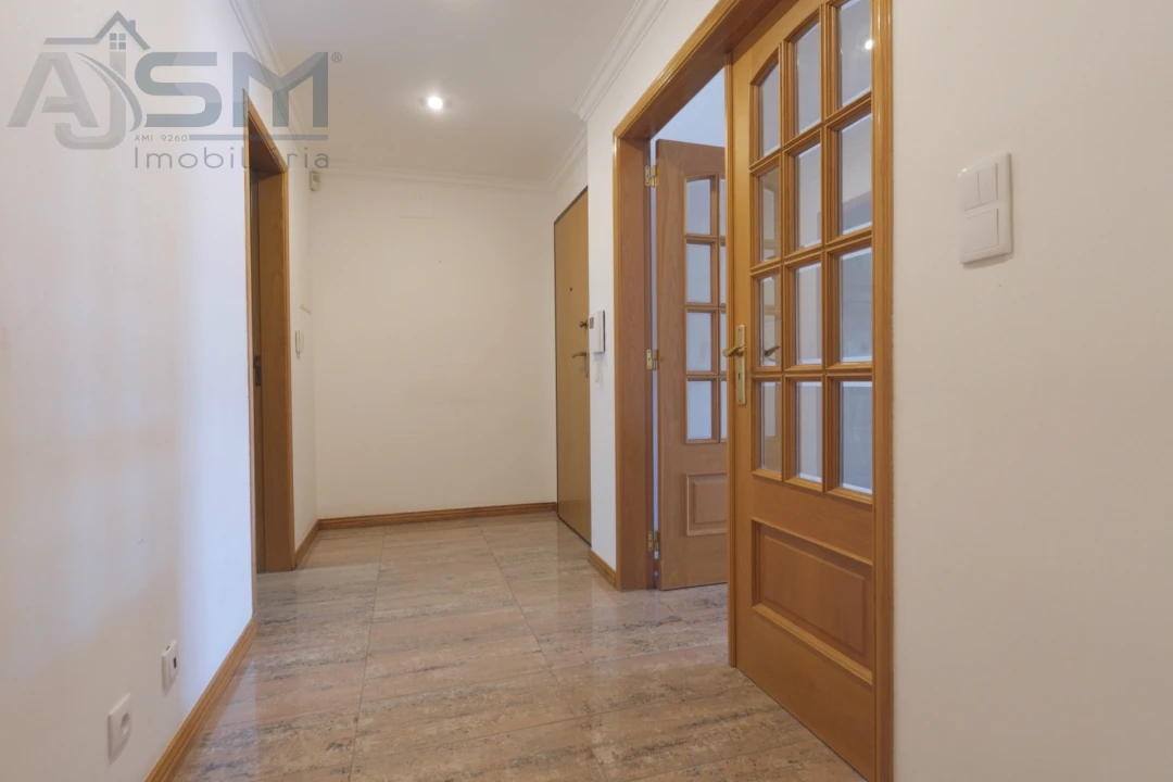 Apartamento T3 para Arrendamento em Porto Salvo Foto 8