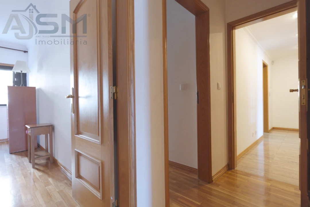 Apartamento T3 para Arrendamento em Porto Salvo Foto 17
