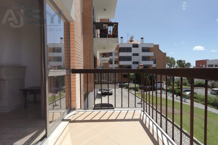 Apartamento T3 para Arrendamento em Porto Salvo Foto 1