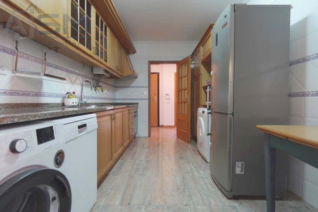 Apartamento T3 para Arrendamento em Porto Salvo Foto 12