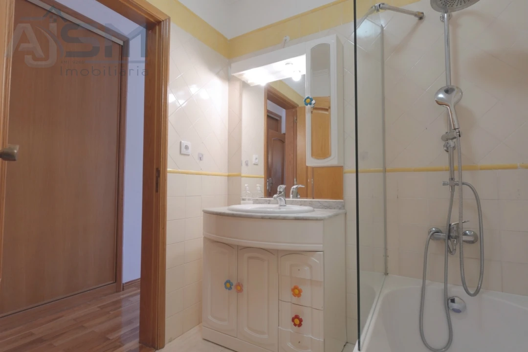 Apartamento T3 para Arrendamento em Porto Salvo Foto 25