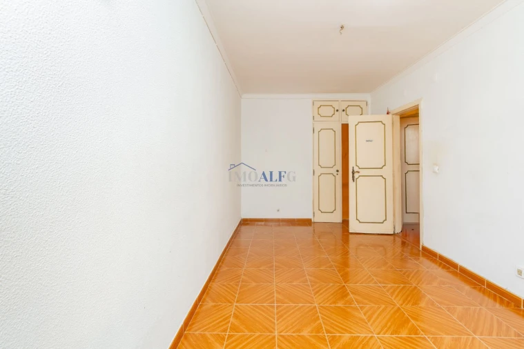 Apartamento T1 para Venda em Carcavelos e Parede Foto 8