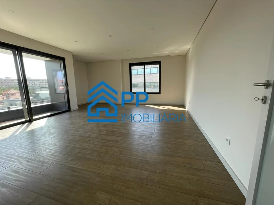 Apartamento T3 para Venda em Cedofeita, Santo Ildefonso, Sé, Miragaia, São Nicolau e Vitória Foto 2