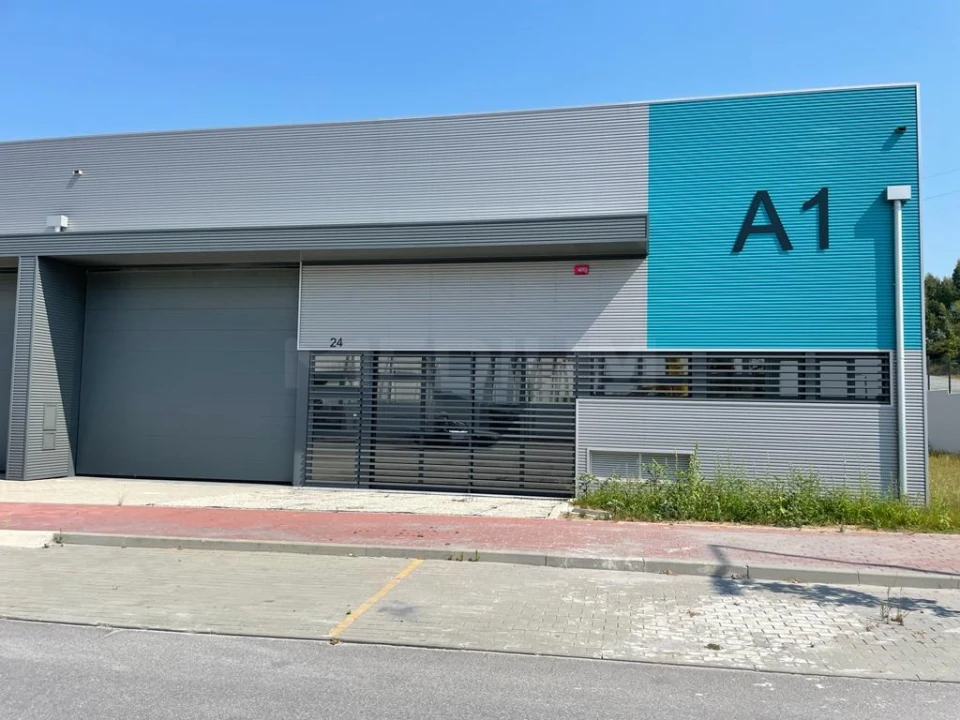 Armazém para Arrendamento em Vilarinho das Cambas Foto 1